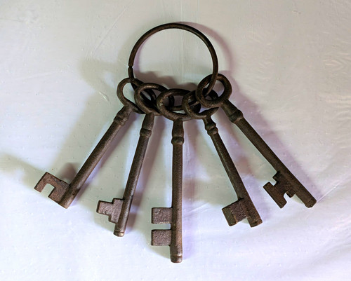 Set metal keys on - set,